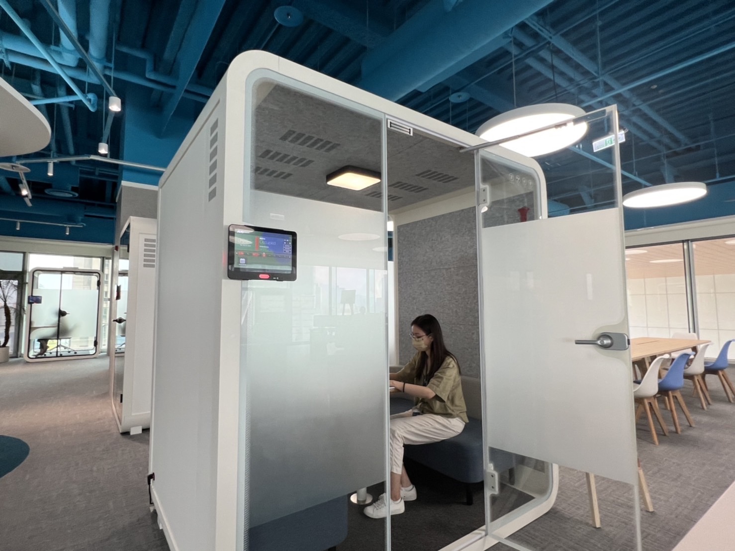 冰球突破高雄據點的智慧行動辦公艙，展現冰球突破在面板以外的研發應用軟實力